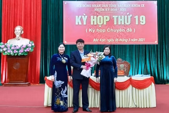 Phê chuẩn ông Nông Quang Nhất giữ chức Phó Chủ tịch HĐND tỉnh Bắc Kạn