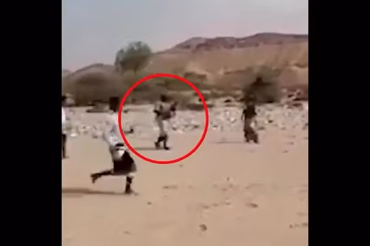Trọng tài dùng súng thay tiếng còi trận đá phủi ở Yemen