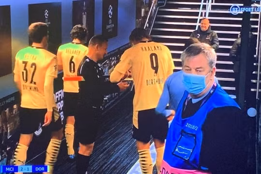 Trọng tài xin chữ ký của Haaland sau trận đấu Man City - Dortmund
