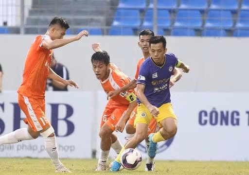 Treo còi trọng tài Lê Đức Cảnh do không phạt thẻ đỏ cầu thủ CLB Hà Nội