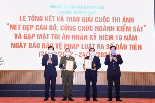 Trao giải Cuộc thi ảnh “Nét đẹp cán bộ, công chức ngành Kiểm sát”