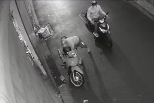 Hai thanh niên bẻ khóa, trộm xe máy của vợ chồng công nhân