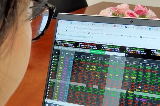 Vn-Index bật tăng cao nhờ lực đỡ từ nhóm chứng khoán, thép và bất động sản
