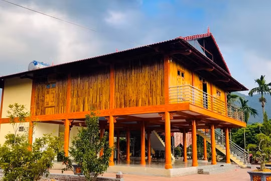 Mạc Văn Khoa xây nhà sàn tặng bố mẹ