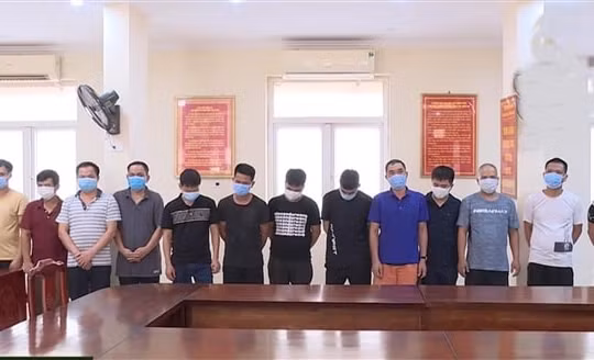 Bắc Ninh: Bắt quả tang 13 con bạc tụ tập sát phạt bất chấp đại dịch Covid-19