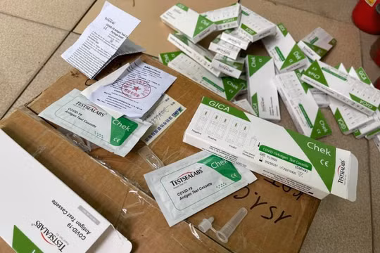 Bắt quả tang một cơ sở bán test thử nhanh COVID-19 không rõ nguồn gốc
