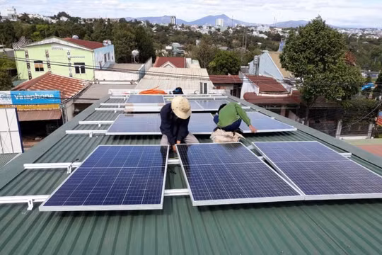 Bùng phát "điện mặt trời mái nhà", EVN hốt hoảng phát tín hiệu SOS