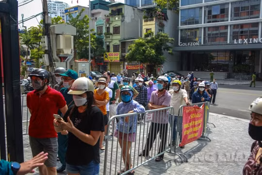 Xếp hàng mua bánh trung thu, chờ hơn 2 tiếng đồng hồ đến lượt đã hết bánh