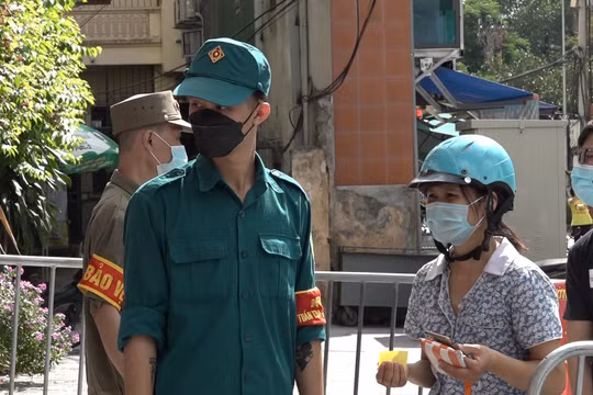 Hà Nội: Lực lượng chức năng ra quân xử lý tình trạng xếp hàng dài mua bánh trung thu ở “vùng xanh”