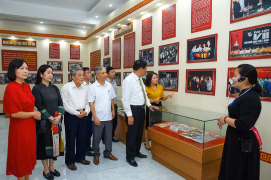 Chuyến "về nguồn" ý nghĩa nhân kỷ niệm 71 năm ngày thành lập Hội Nhà báo Việt Nam