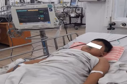 Cứu bé trai bị ngộ độc, máu chuyển sang màu nâu
