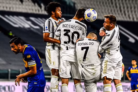 HLV Andrea Pirlo cân nhắc bỏ Ronaldo khỏi hàng rào chống đá phạt