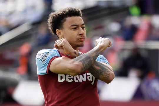 Tiền vệ Lingard giành cú đúp giải thưởng Premier League