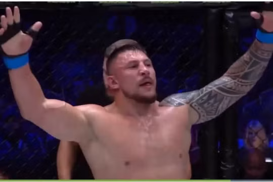 Võ sĩ Nga đi “liên hoàn quyền” tuyệt đỉnh hạ knock-out đối thủ