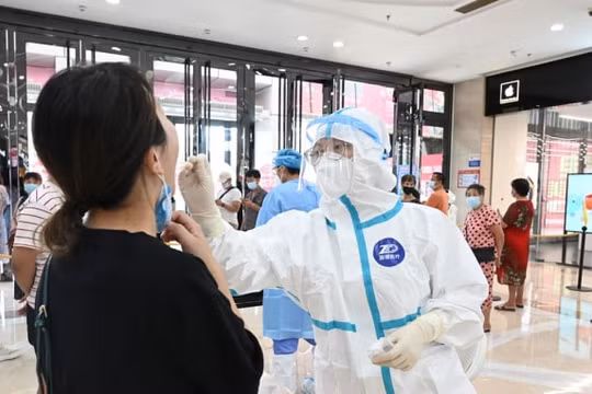 Trung Quốc tái bùng phát COVID-19 làm dấy lên lo ngại về sự nguy hiểm của biến thể Delta