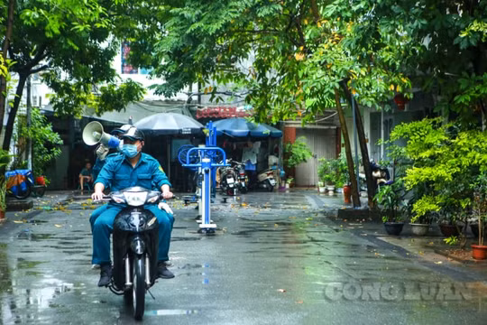 Vắng người, lực lượng chức năng đến từng ngõ phố gọi loa mời người dân ra tiêm vắc xin