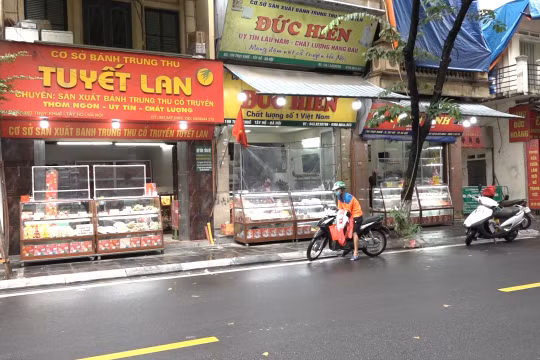 Hà Nội: Cơ sở sản xuất, cửa hàng bánh Trung thu “ế ẩm” người mua