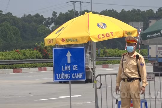 Hà Nội: Lực lượng chức năng căng mình tại các chốt kiểm dịch, tạo thuận lợi cho "luồng xanh" thông thoáng
