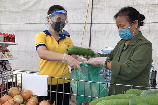 Ấm lòng với các món quà tại “Siêu thị 0 đồng” đầu tiên ở Hà Nội trong mùa dịch