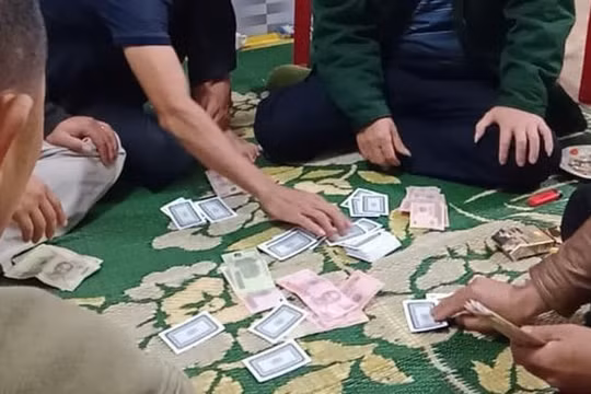 Hà Nội: Xử phạt hơn 100 triệu đồng 6 đối tượng tụ tập đánh bạc giữa mùa dịch