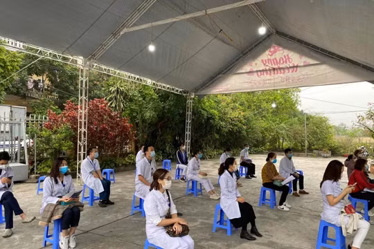 Các hình ảnh tiêm chủng vắc xin COVID -19 đầu tiên tại Hải Dương