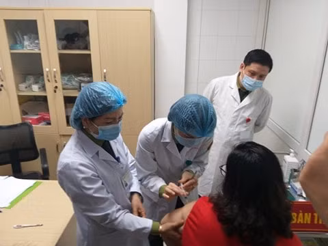 Việt Nam bắt đầu tiên vắc xin Covid-19 từ sáng nay 8/3