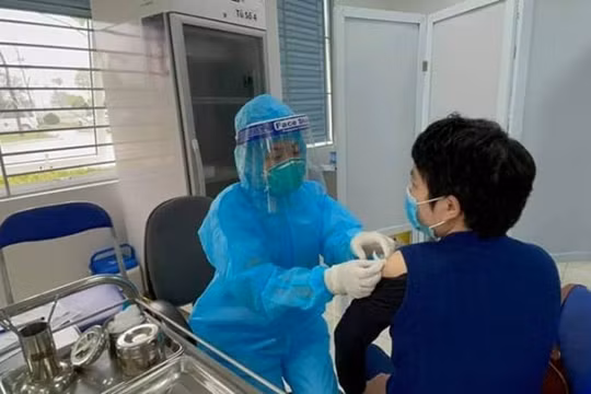 Nhóm đối tượng nào được ưu tiên tiêm vaccine Covid-19 ở Hà Nội?