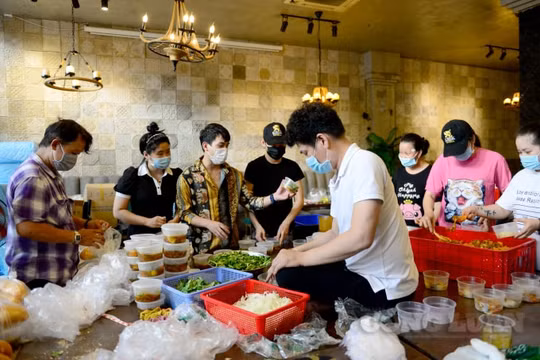 TP. HCM: Chủ nhà hàng nấu 2.000 suất ăn tiếp tế các khu phong toả