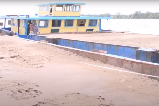 TP.HCM: Bắt giữ 3 sà lan chở gần 900m3 cát trái phép