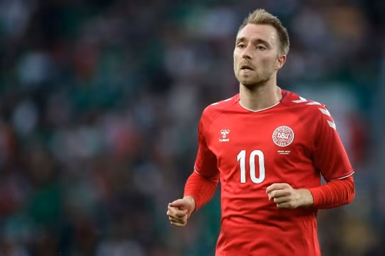 Tiền vệ Christian Eriksen xuất viện, đến sân tập thăm đồng đội