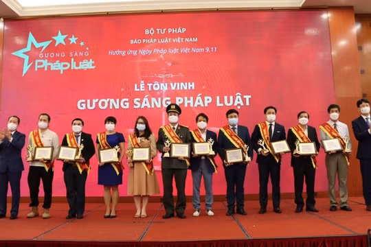 Báo Pháp luật Việt Nam tôn vinh các cá nhân tiêu biểu trong xây dựng và thi hành pháp luật