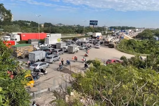 Hà Nội: Container lật trên cầu Thanh Trì, giao thông ùn dài