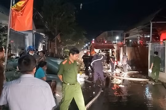 Cháy lớn tại xưởng sản xuất gối, nhiều tài sản bị thiêu rụi hoàn toàn