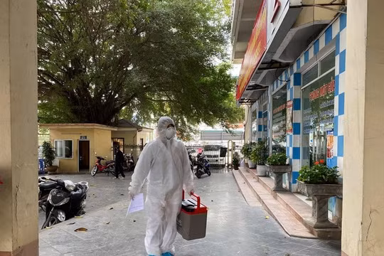 Tiến hành lấy mẫu xét nghiệm Covid-19 toàn bộ nhân viên sân bay Vân Đồn