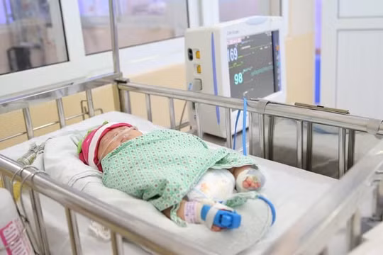 Hà Nội: Phát hiện một bé sơ sinh bị bỏ rơi tại Long Biên