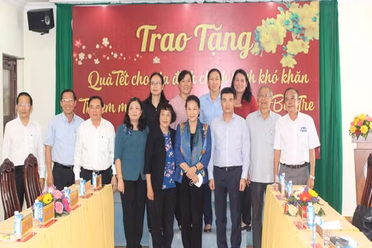 Chủ tịch Quốc hội trao quà Tết cho gia đình chính sách, trẻ mồ côi tỉnh Bến Tre