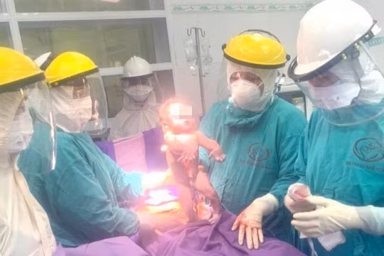 Em bé thứ 5 ra đời tại khu cách ly của Bệnh viện Sản Nhi Quảng Ninh