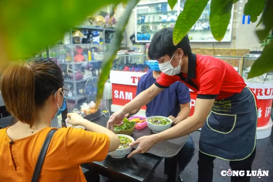Bún phở, cà phê sáng tấp nập khách đến sau khi Hà Nội cho phép phục vụ tại chỗ