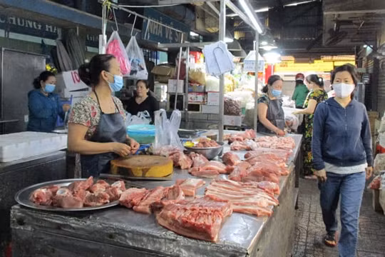 Hà Nội: Giá thịt lợn chợ dân sinh hạ nhiệt, sức mua không cao