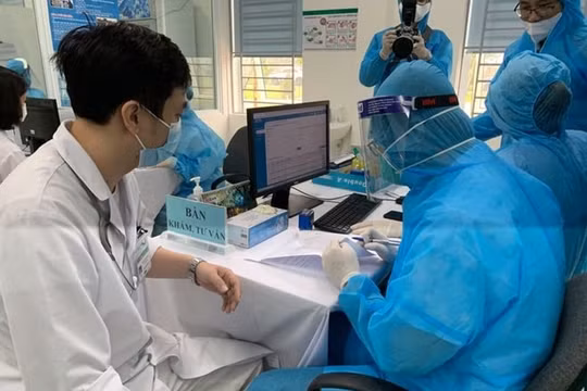 Nhiều trường hợp có biểu hiện sốt, mệt mỏi sau khi tiêm vắc xin Covid-19 AstraZeneca