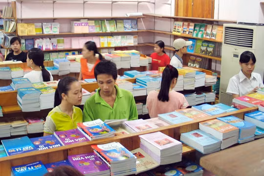 Sách giáo khoa: Đừng để bài toán kinh tế “giết chết” câu chuyện chuyên môn