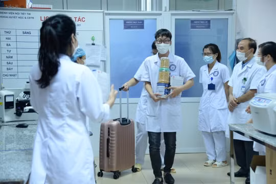 33 nhân viên y tế của Bệnh viện Nội tiết Trung ương đến TP Hồ Chí Minh chống dịch