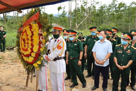 Thừa Thiên Huế: Nhiều đoàn đến viếng, dâng hương tưởng nhớ, tri ân 13 liệt sĩ hy sinh tại tiểu khu 67