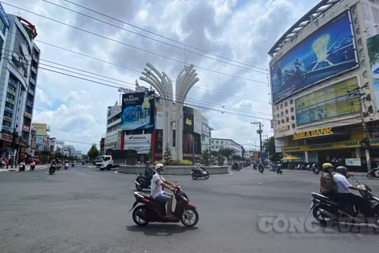 Nhiều địa phương ở miền Tây thực hiện yêu cầu người dân không ra đường sau 18h