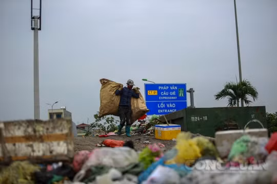 Hà Nội: Người dân cầu cứu di chuyển điểm trung chuyển rác tại xã Liên Phương