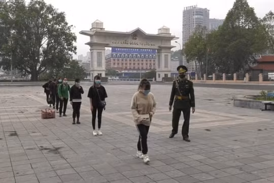 Lào Cai: Tiếp nhận 8 phụ nữ Việt Nam vượt biên trái phép do Trung Quốc trao trả