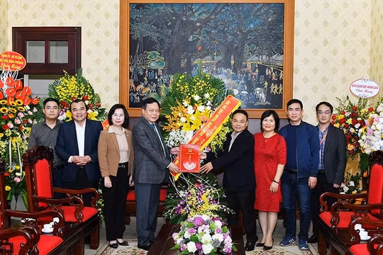 Lãnh đạo Thành ủy Hà Nội chúc mừng Báo Nhân Dân nhân kỷ niệm 70 năm Ngày ra số đầu tiên
