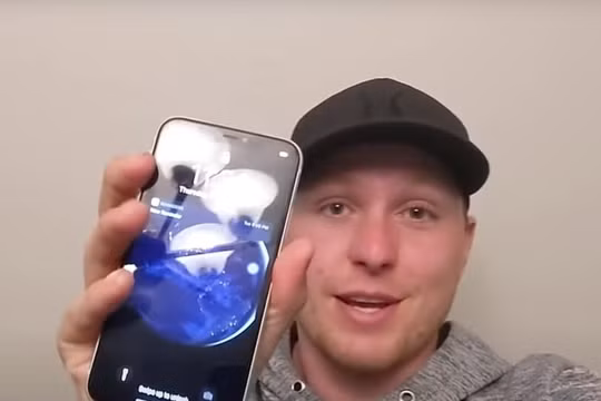 iPhone 11 vẫn hoạt động sau 6 tháng ngâm dưới hồ nước