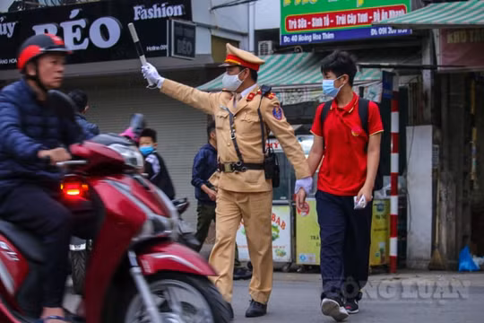 Hình ảnh lực lượng CSGT ra quân hưởng ứng mô hình “Cổng trường học an toàn giao thông”