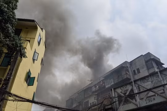 Hà Nội: Cháy ngôi nhà trên phố cổ, 1 người bị thương